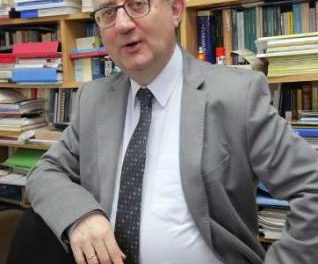Elisardo Becoña: «Podemos lograr que la gente deje de fumar pero hace falta voluntad política»