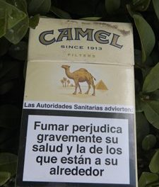 Australia: La cajetilla de tabaco sin diseño atractivo alienta a los fumadores jóvenes a leer las advertencias de salud