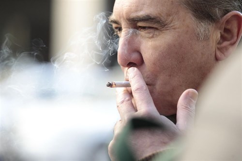 Vinculan el tabaquismo pasivo a un mayor riesgo de demencia severa