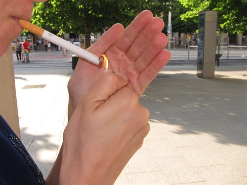 Se reducen un 40% los jóvenes catalanes que fuman a diario