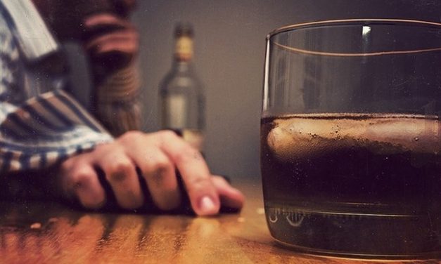 ¿Sabes qué es el alcohol de segunda mano? A ti también te está perjudicando