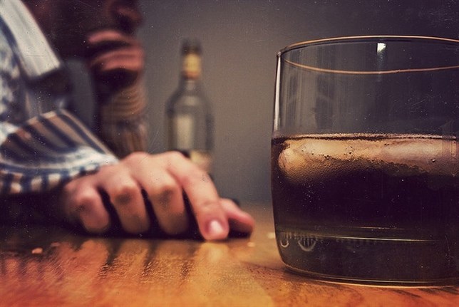 Los problemas con el alcohol en la mediana edad duplican la probabilidad de déficits de memoria más tarde