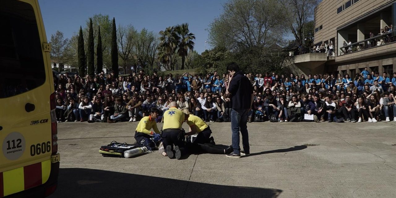 Alumnos de Enfermería de UIC Barcelona sensibilizan a unos 400 jóvenes sobre el abuso del alcohol