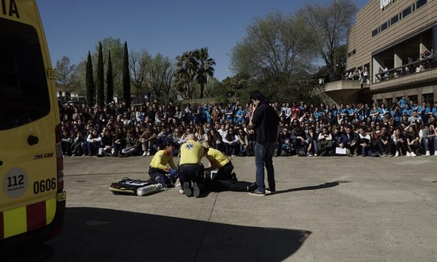 Alumnos de Enfermería de UIC Barcelona sensibilizan a unos 400 jóvenes sobre el abuso del alcohol