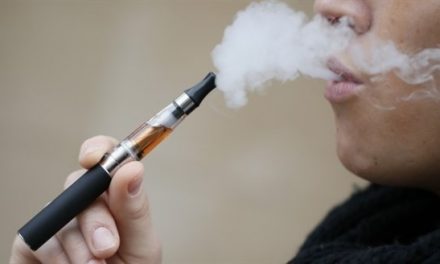 Los padres son menos conscientes cuando sus hijos consumen cigarrillos electrónicos que si fuman tabaco convencional