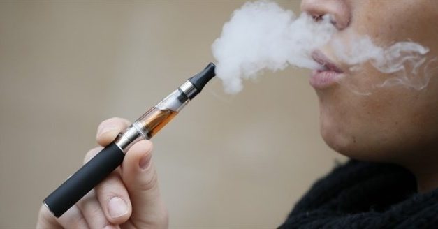 Temor ante un aumento de adolescentes ‘adictos’ al cigarrillo electrónico