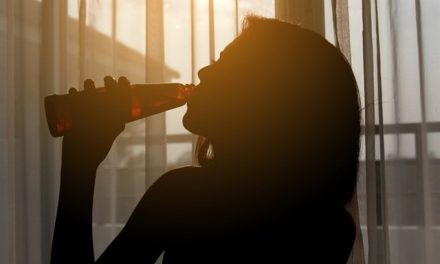 La publicidad del alcohol ‘anima’ a los adolescentes a beber