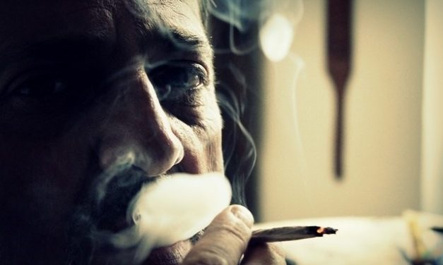Fumar marihuana alivia más el dolor a los hombres que a las mujeres