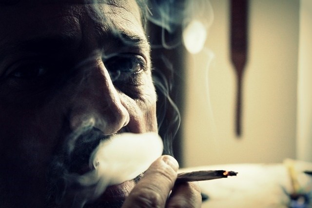 Fumar marihuana alivia más el dolor a los hombres que a las mujeres