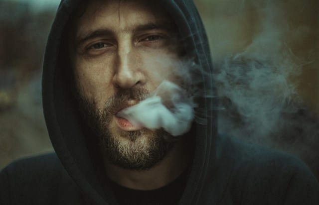 El tabaquismo podría explicar que mueran más hombres que mujeres con Covid-19