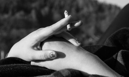 Vinculan la exposición del tabaco en redes a un aumento de consumo