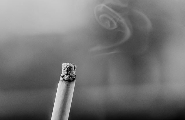 El humo de tabaco impregnado en la ropa eleva la contaminación en sitios cerrados