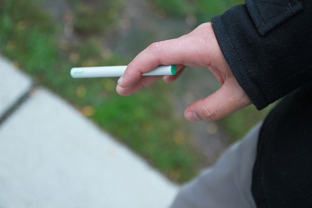 Más riesgo de fumar entre los adolescentes que vapean con alta concentración de nicotina