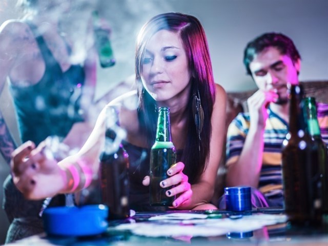 Un estudio asocia que el consumo de alcohol y marihuana disminuye el éxito en la vida