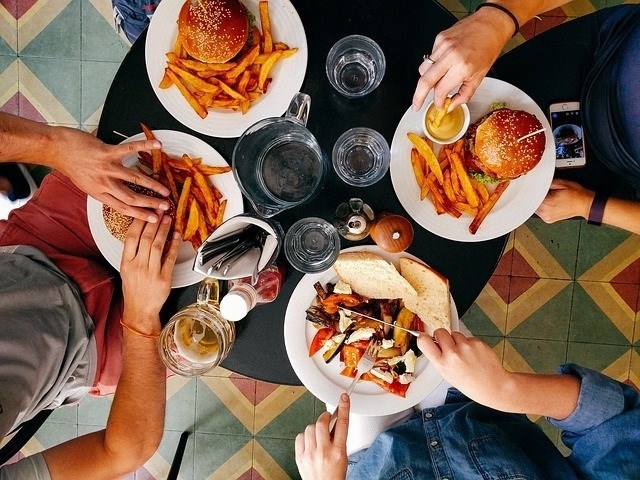 El exceso de comida calórica provoca cambios en una región cerebral vinculada a adicciones