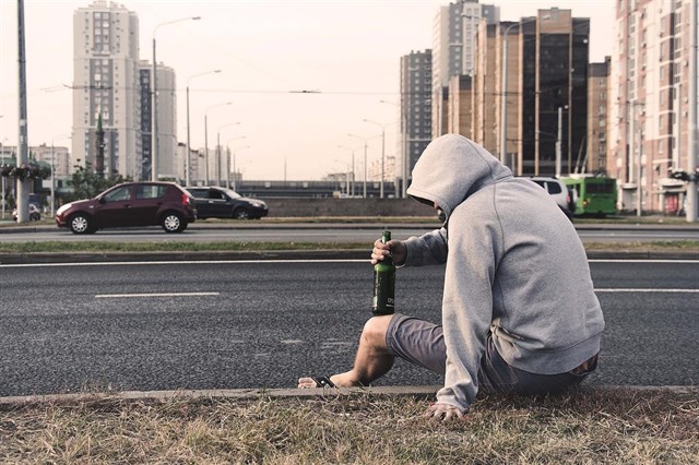 El alcohol es más letal para el corazón de los pobres