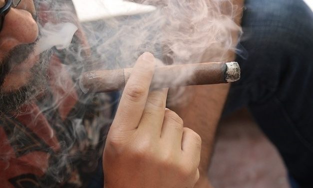 Fumar en pipa y los puros, asociado con mayor riesgo de muerte