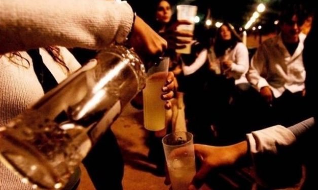 El consumo de alcohol entre adolescentes, menos frecuente entre amistades escolares