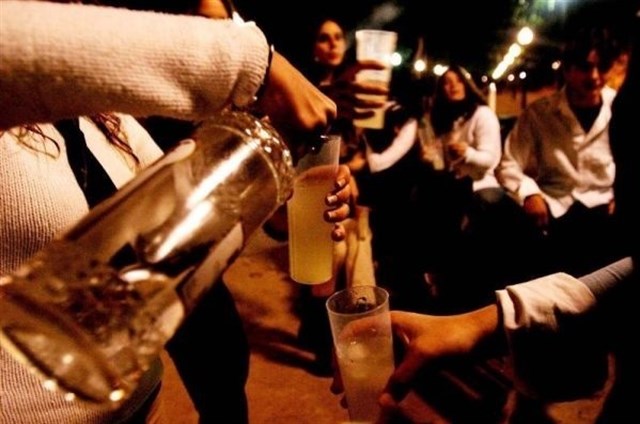 El consumo de alcohol entre adolescentes, menos frecuente entre amistades escolares
