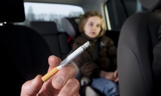 Los españoles apoyan que se prohíba fumar en los coches cuando hay menores