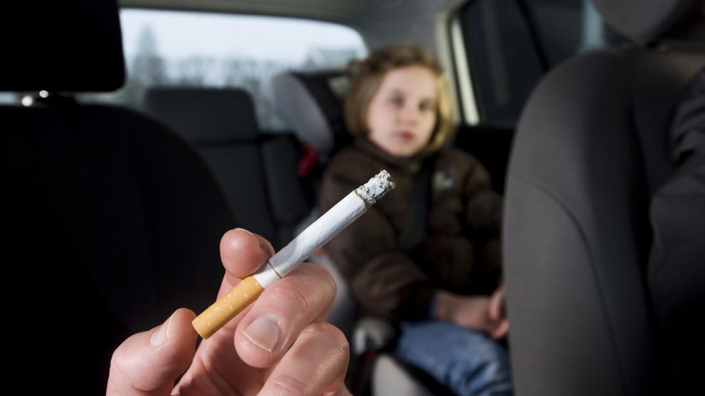 Los españoles apoyan que se prohíba fumar en los coches cuando hay menores