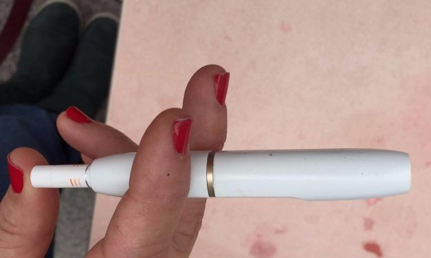Fumar pero con otro nombre: un estudio advierte que los dispositivos IQOS no son inocuos