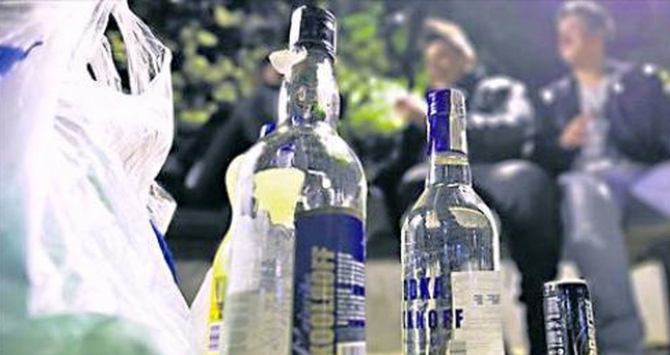 España aprueba el informe previo a la nueva ley de alcohol: los padres de menores que beban alcohol podrán ser sancionados