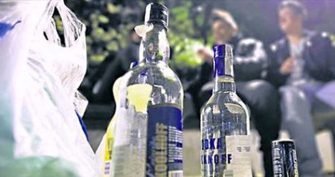 Los expertos piden encarecer el alcohol y ver el botellón como un problema de salud