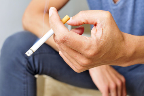 Fumar o vapear incrementa el riesgo de padecer Covid-19 grave