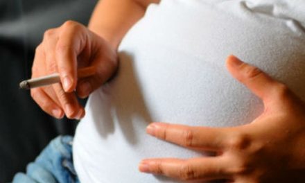 Los bebés de madres fumadoras pesan 200 gramos menos al nacer