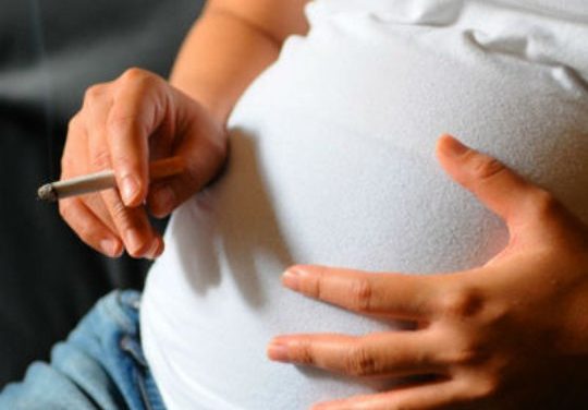Los bebés de madres fumadoras pesan 200 gramos menos al nacer