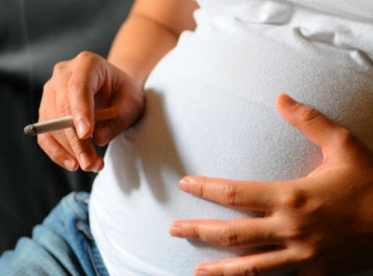 Los bebés de madres fumadoras pesan 200 gramos menos al nacer