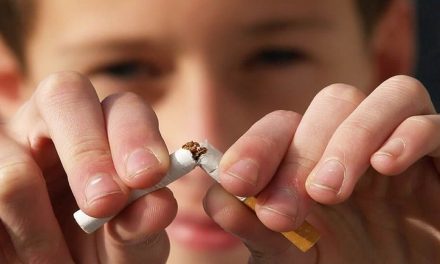 Sociedades médicas reclaman a Tráfico que prohíba fumar mientras se conduce