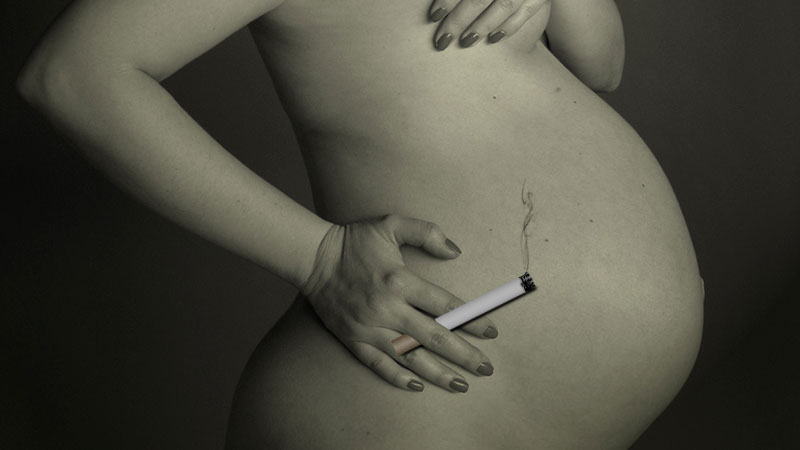 El 30% de las mujeres fumadoras no deja de fumar en el embarazo