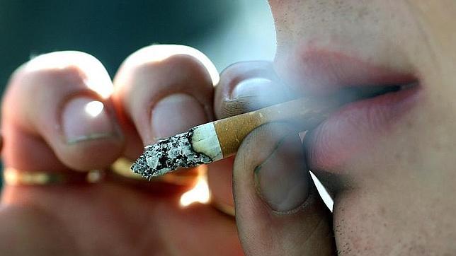 Por cada diez años fumando, la piel envejece dos años y medio más