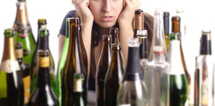 España: En 2016 las mujeres demandan más tratamiento por consumo de alcohol que los hombres