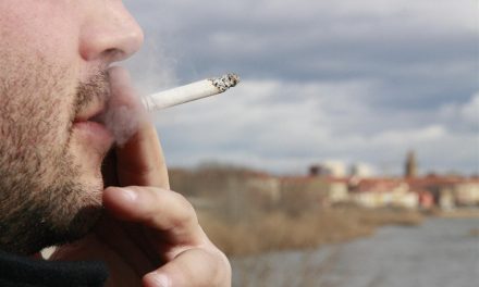 El tabaco pone ‘patas arriba’ el equilibrio bacteriano de la boca