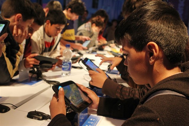Brasil: los celulares y la disputa por la atención de los niños