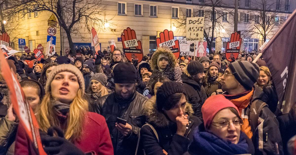 Amnistía Internacional adopta nuevas posturas políticas sobre el aborto y el control de drogas