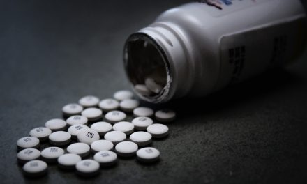 El aumento de dosis de analgésicos opioides elevaría el riesgo de consumir heroína en personas con el VIH