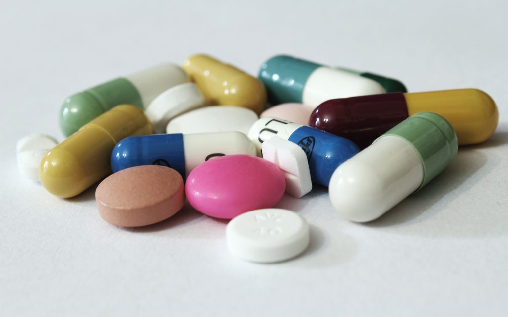 Las farmacias alertan de una avalancha para comprar medicamentos contra la malaria, el lupus y los antidepresivos: «Vienen sin receta»