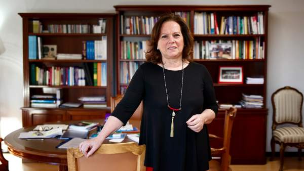 La delegada del Gobierno para el Plan Nacional sobre Drogas, Azucena Martí, en su despacho.