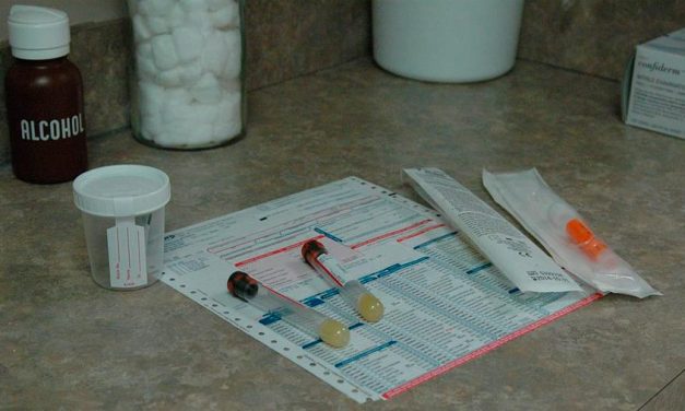 El Parlamento de Canarias aprueba la inclusión de un test de drogas para menores