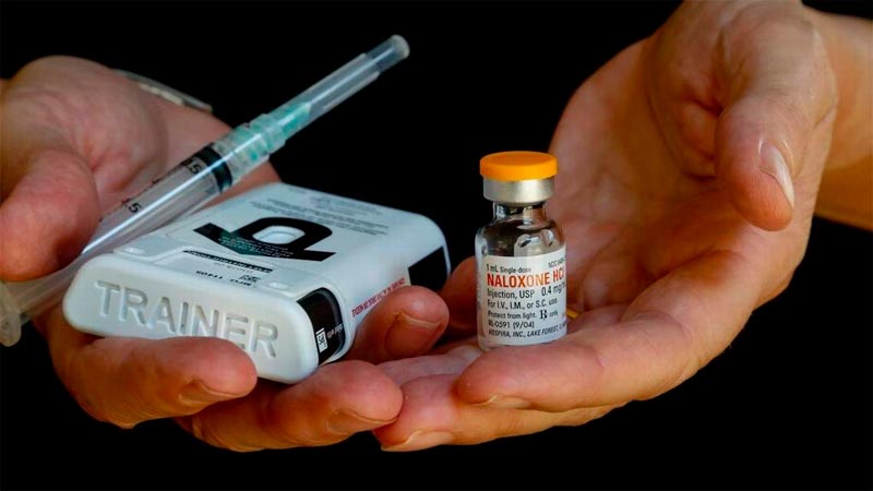 Una máquina dispensa opioides para reducir sobredosis en Canadá