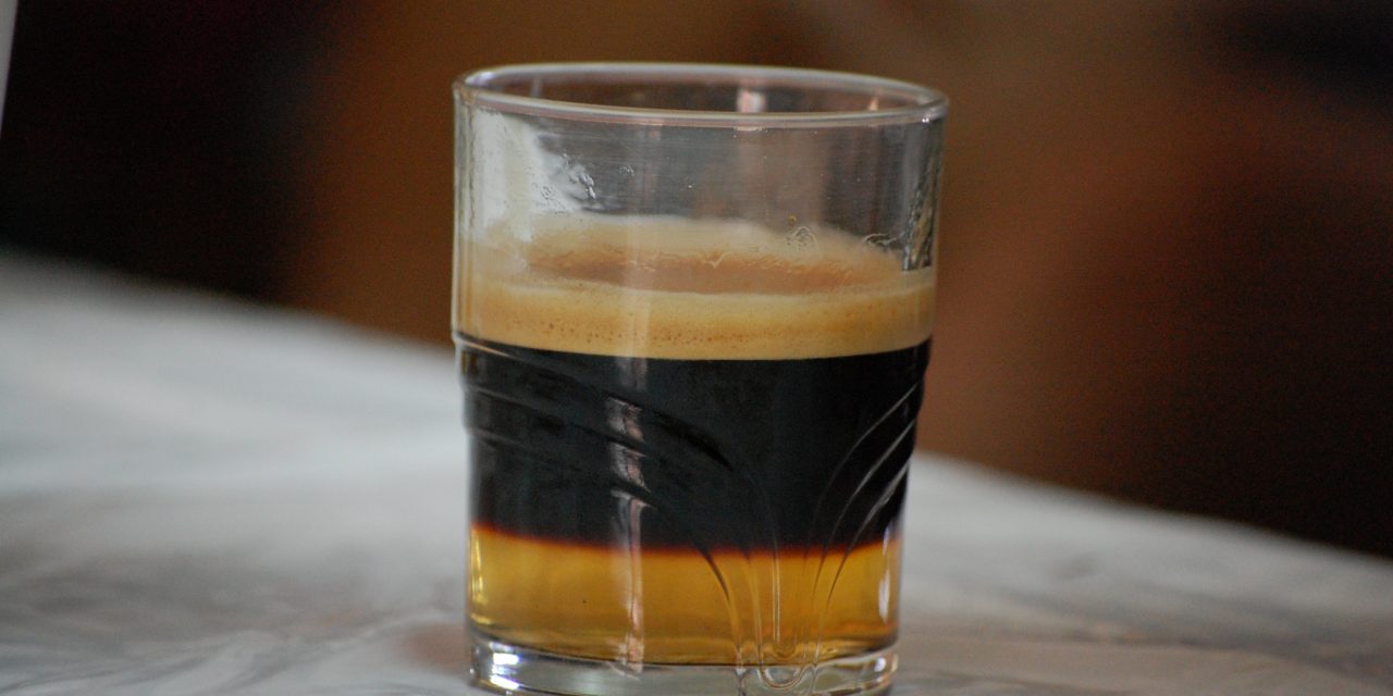 La razón por la que nunca deberías mezclar alcohol con cafeína