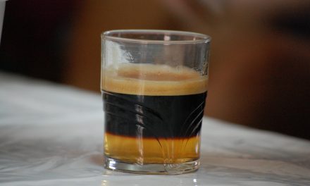 La razón por la que nunca deberías mezclar alcohol con cafeína