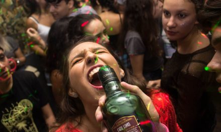La sociedad penaliza más el consumo femenino de drogas