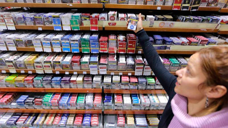 El Gobierno ultima un decreto para imponer el empaquetado genérico en la venta de tabaco