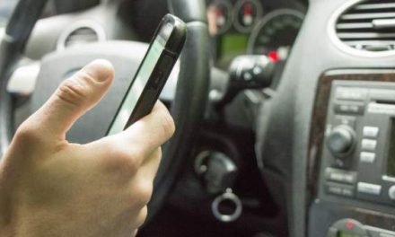La DGT advierte que el uso del móvil al volante es un problema de adicción y no de falta de concienciación