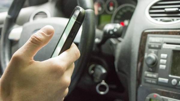 La DGT advierte que el uso del móvil al volante es un problema de adicción y no de falta de concienciación
